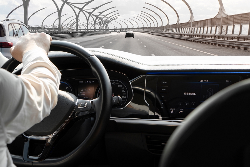 vista interior auto manos de hombre tomando el volante